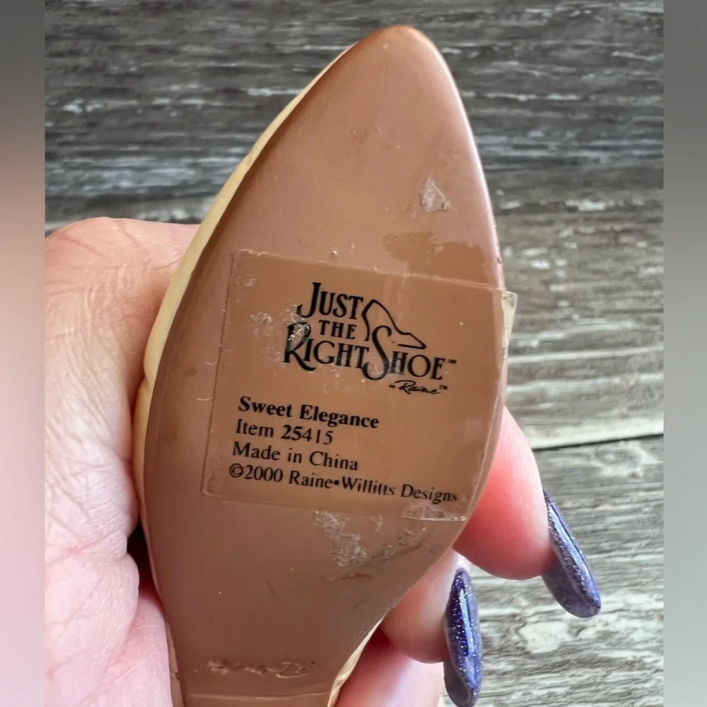 Just The Right Shoe by Raine Sweet‎ Elegance Miniature Cream Pearl Heel #25415
